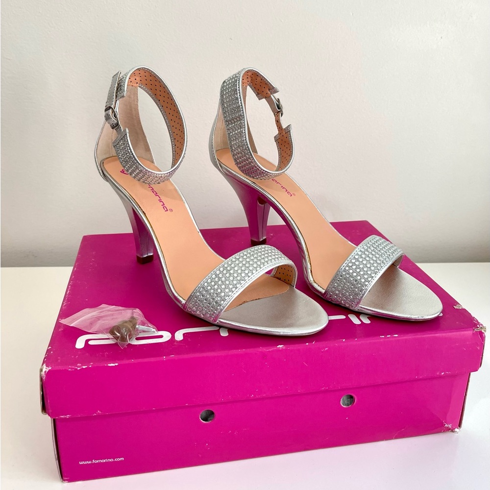 Women’s Silver Ankle Strap Open Toe Shoes ~ New Never Worn ~ SZ 9 ~ 3.25" Heels